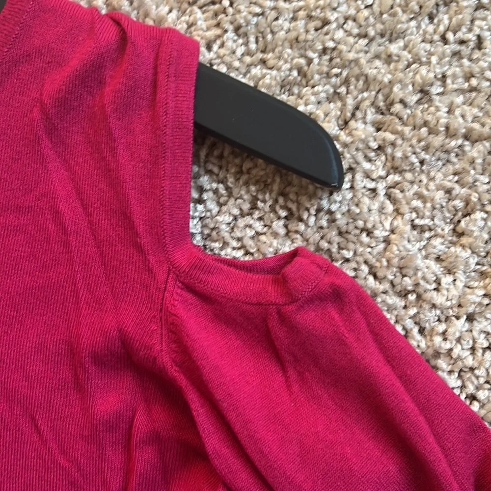 The limited open shoulder sweater fuchsia